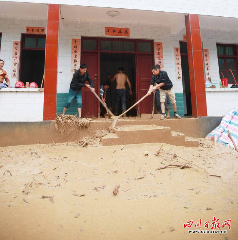 Villagers clean the mud rushed into the room. Rainstorm hit Qingchuan county, southwest China’s Sichuan province.(Photo/WWW.SCDAILY.CN)