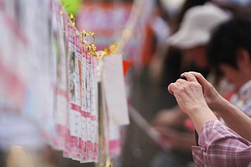 Every week, hundreds of aged people will gather at a special corner of the park to talk about love and wedding. They come to attend a blind date event, keeping an eye out for suitable future in-laws, not for themselves, but their children. 