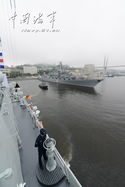 Chinese and Russian naval forces including warships participating in the China-Russia "Joint Sea-2013" joint naval drill leave the Port of Vladivostok for the maritime drill on the afternoon of July 8, 2013, local time. The two navies will conduct the joint drill on the subjects of joint air defense, maritime supply, joint escorts and marine search. (navy.81.cn/Qian Xiaohu, Zhang Qun, Liu Yong, Hu Quanfu)