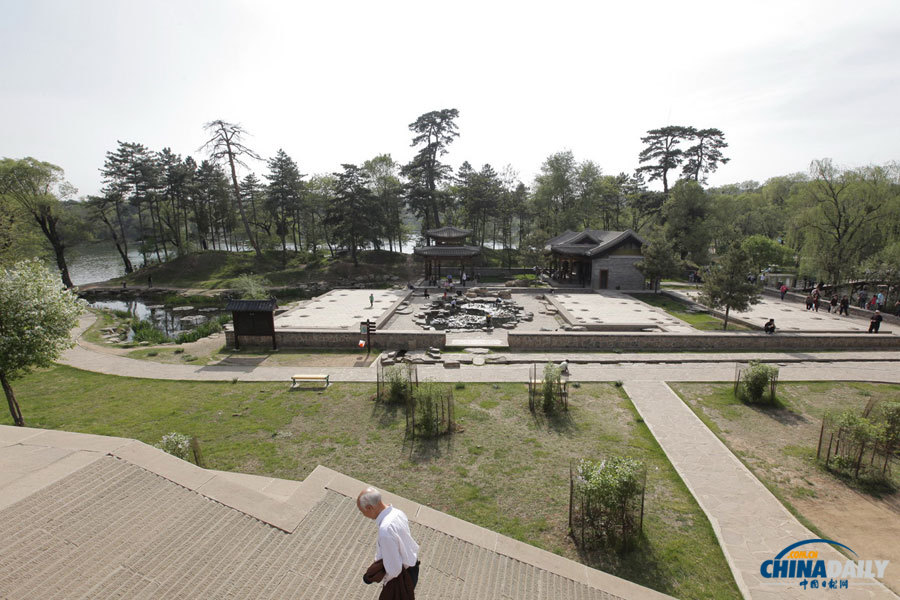 This scenic destination, located in an ancient pine forest, is known as Xiang Yuan Yi Qing, a name which implies the flower scents are far reaching while at the same time are more pure. With small ponds and creeks all around, the flowers here are the main attraction. (Photo by Jia Yue for Chinadaily.com.cn)