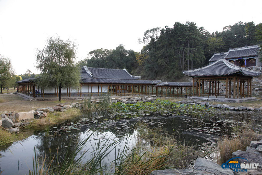 The Mountain Resort can be divided into four independent yet inseparable parts: the Palace area, the lake area, the plain area and the mountain area. The resort's most prominent landscape feature is that the mountains are sitting within the gardens, and the gardens are circled by the mountains. (Photo by Jia Yue for Chinadaily.com.cn)