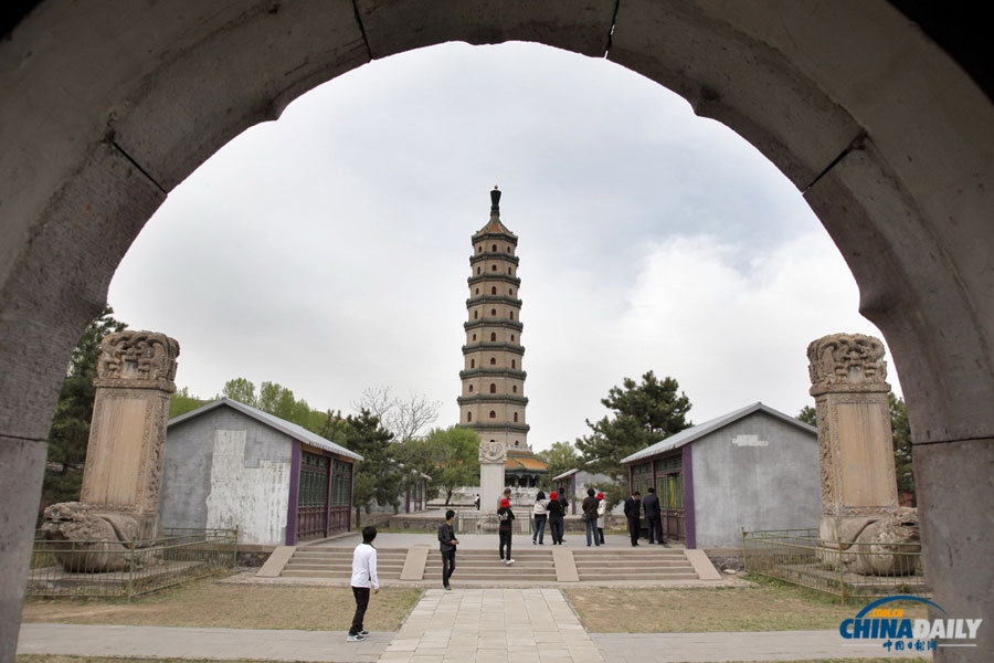 Yongyou Temple was built during the reign of Emperor Qianlong. At the northernmost point of its axis sits a 10-storey stupa, which is the tallest structure at the mountain resort. (Photo by Jia Yue for Chinadaily.com.cn)