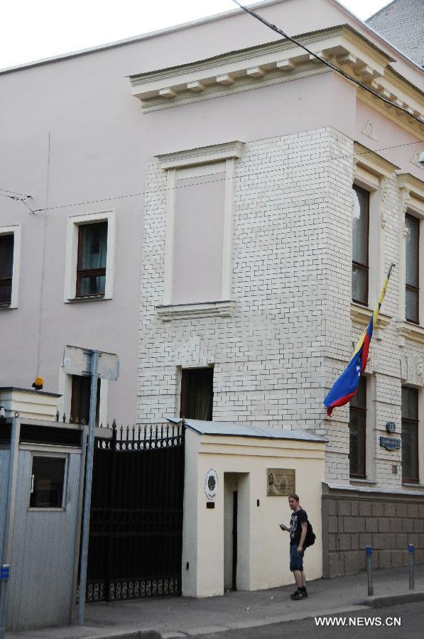 A man passes by the Venezuelan Embassy to Russia in Moscow, July 9, 2013. U.S. intelligence contractor Edward Snowden has agreed to seek political asylum in Venezuela, a senior Russian lawmaker said on Tuesday. (Xinhua/Ding Yuan)