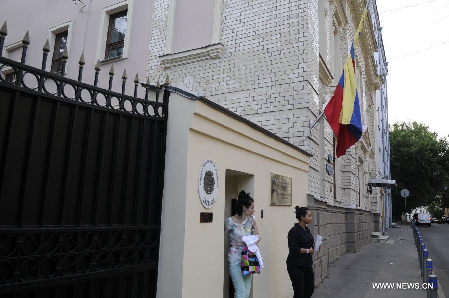 Two women walk out of the Venezuelan Embassy to Russia in Moscow, July 9, 2013. U.S. intelligence contractor Edward Snowden has agreed to seek political asylum in Venezuela, a senior Russian lawmaker said on Tuesday. (Xinhua/Liu Hongxia)