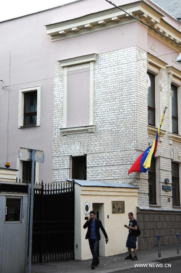 Two men pass by the Venezuelan Embassy to Russia in Moscow, July 9, 2013. U.S. intelligence contractor Edward Snowden has agreed to seek political asylum in Venezuela, a senior Russian lawmaker said on Tuesday. (Xinhua/Ding Yuan)