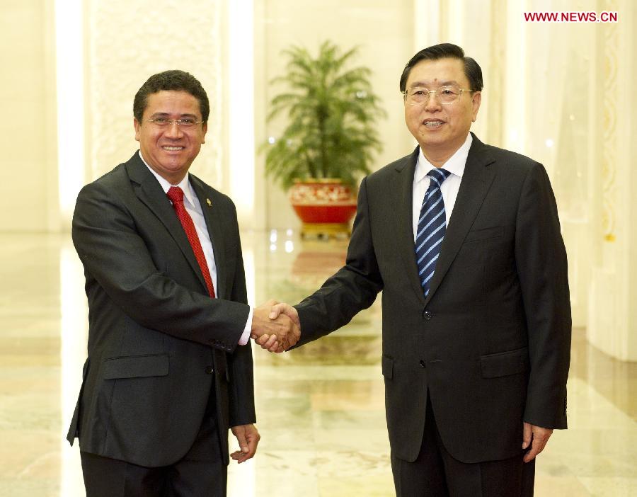 Zhang Dejiang (R), chairman of the Standing Committee of China's National People's Congress (NPC), holds talks with Costa Rican Legislative Assembly President Luis Fernando Mendoza, in Beijing, capital of China, July 9, 2013. (Xinhua/Huang Jingwen)