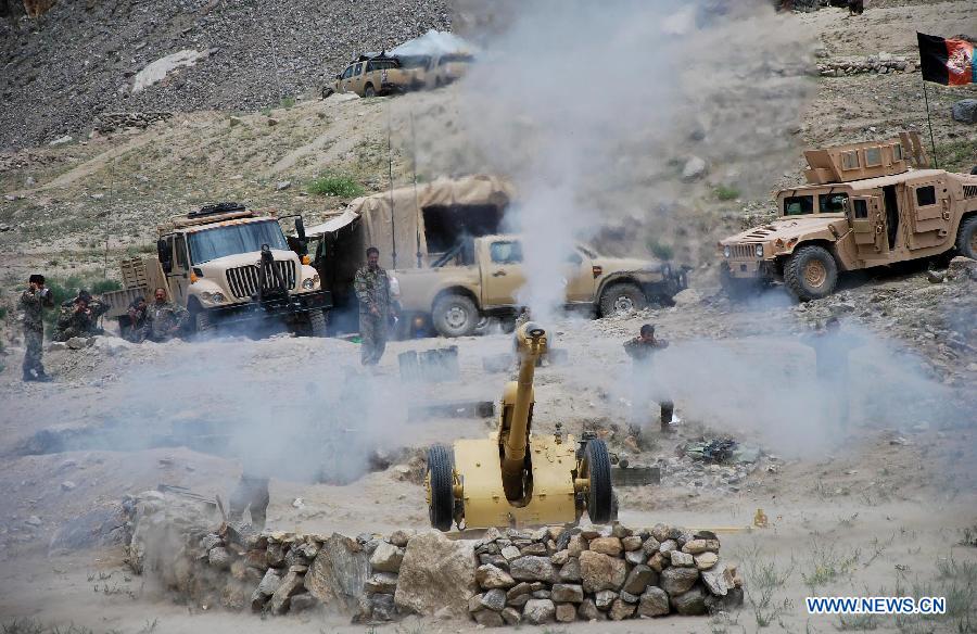 Afghan Army soldiers fire artillery towards Taliban fighters during an operation against Taliban fighters in Badakhshan province in northeast Afghanistan on July 9, 2013. 38 Taliban militants have been killed in security operations across Afghanistan within the last 24 hours, said the country's Interior Ministry Tuesday morning. (Xinhua/Azorda)