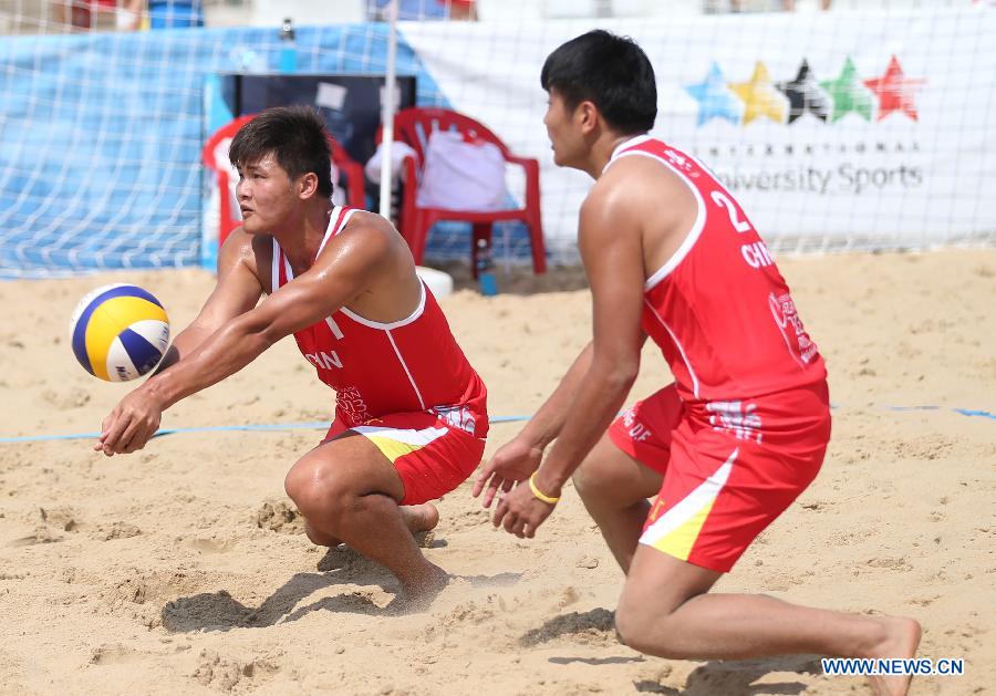 China's Lin Minggui (L) and Wang Dafa compete during the men's beach volleyball match against Al Belushi Hassan and Al Subhi Faisal of Oman at the 27th Summer Universiade in Kazan, Russia, July 9, 2013. Lin Minggui and Wang Dafa lost 0-2. (Xinhua/Meng Yongmin)