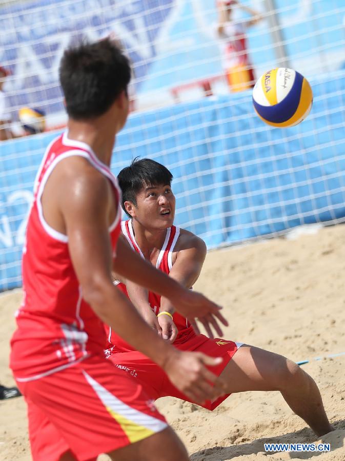 China's Wang Dafa (R) and Lin Minggui compete during the men's beach volleyball match against Al Belushi Hassan and Al Subhi Faisal of Oman at the 27th Summer Universiade in Kazan, Russia, July 9, 2013. Lin Minggui and Wang Dafa lost 0-2. (Xinhua/Meng Yongmin)