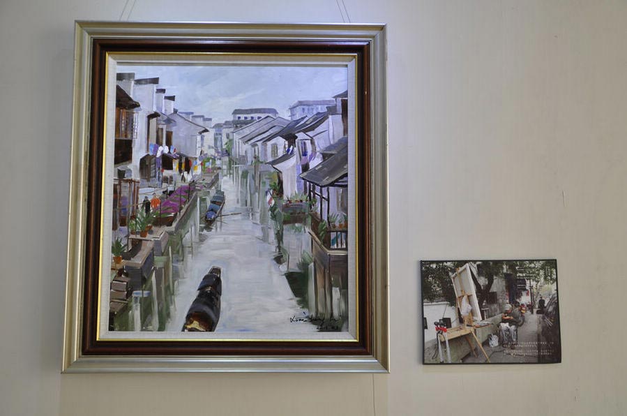 "Moat of Keqiao Ancient Town, Shaoxing City" (80cmX70cm), April 3, 2013. Chinese Australian oil painter Li Xiaozheng's new exhibition themed "Jiangnan Charm" opened on July 7 at the Roundness Art Gallery in Beijing's Songzhuang, the largest art zone in both China and the world. The exhibition features 28 artworks created by Li during his 34-day fieldtrip, between March and April of this year, to Jiangnan. (China.org.cn/Zhang Junmian)