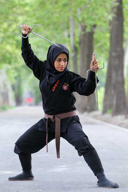 The photo taken on Feb. 8, 2013 shows an Iranian female ninja displaying various combat skills.(Source: gmw)