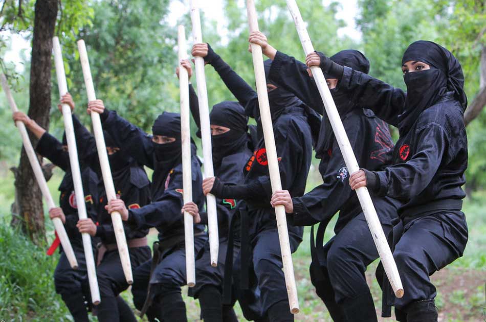 The photo taken on Feb. 8, 2013 shows a group of Iranian female ninjas displaying various combat skills.(Source: gmw) 