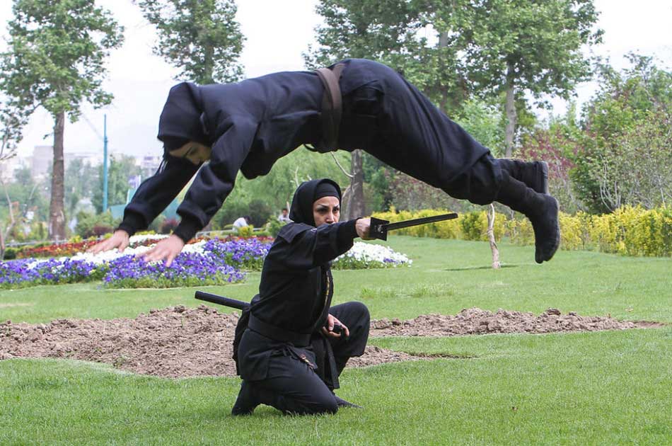 The photo taken on Feb. 8, 2013 shows a group of Iranian female ninjas displaying their combat skills.(Source: gmw)