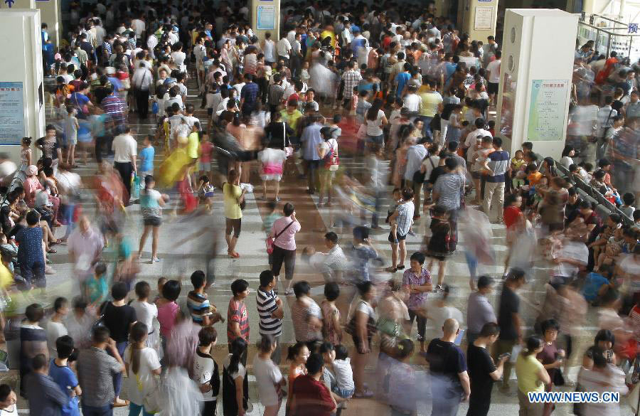 People crowd into the Children's Hospital Affiliated to Fudan University, in Shanghai, east China, July 10, 2013. Due to the sustained high temperatures and the summer vacation, the daily outpatient number stood at 7,500 to 8,500 since June 21. (Xinhua/Ding Ting)