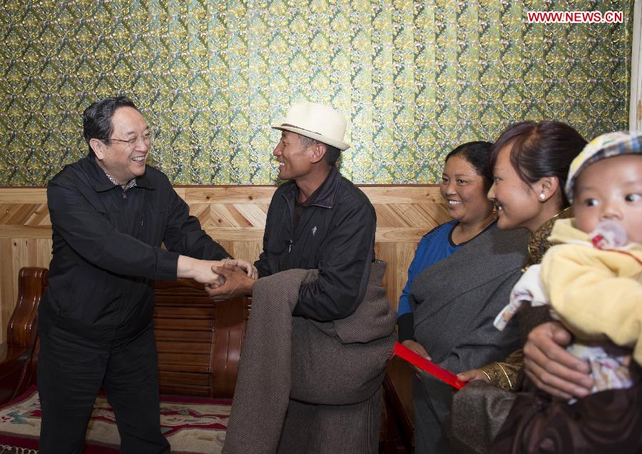 Yu Zhengsheng (1st L), a member of the Standing Committee of the Political Bureau of the Communist Party of China (CPC) Central Committee and chairman of the National Committee of the Chinese People's Political Consultative Conference, chats with a herdsman at a settlement in Gannan Tibetan Autonomous Prefecture, northwest China's Gansu Province, July 8, 2013. Yu made an inspection tour in Gannan recently. (Xinhua/Li Xueren)