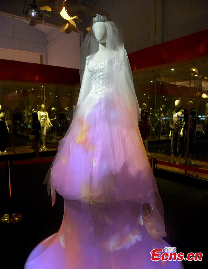  An exhibition displaying the albums, clothes and other belongings of late Taiwanese singer Teresa Teng in eastern China's Jiangsu province has attracted more than 20,000 visitors by July 9, 2013. A figure wearing a wedding gown is put on the exhibit to fulfill Teng's unrealized dream. [Photo: CNS/Huang Ying] 