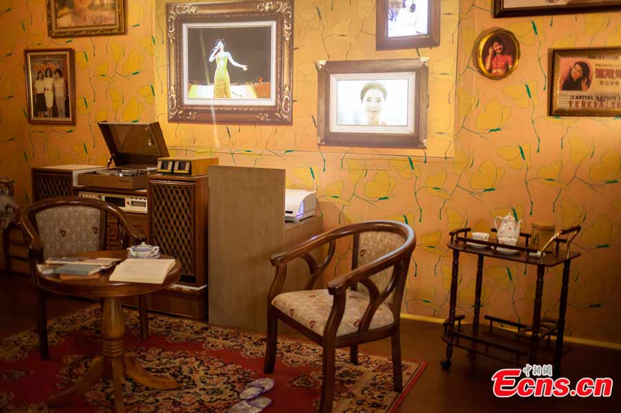  An exhibition displaying the albums, clothes and other belongings of late Taiwanese singer Teresa Teng in eastern China's Jiangsu province has attracted more than 20,000 visitors by July 9, 2013. The furnishings of Teng's living room in Hong Kong are displayed on the exhibition. [Photo: CNS/Li Ji] 