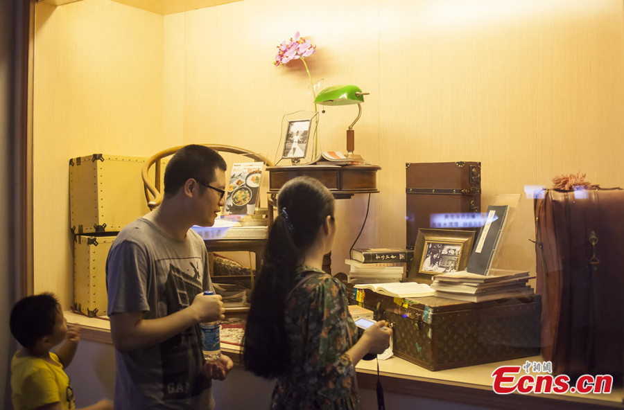  An exhibition displaying the albums, clothes and other belongings of late Taiwanese singer Teresa Teng in eastern China's Jiangsu province has attracted more than 20,000 visitors by July 9, 2013. Visitors look at books Teng had read in a display window. [Photo: CNS/Li Ji] 