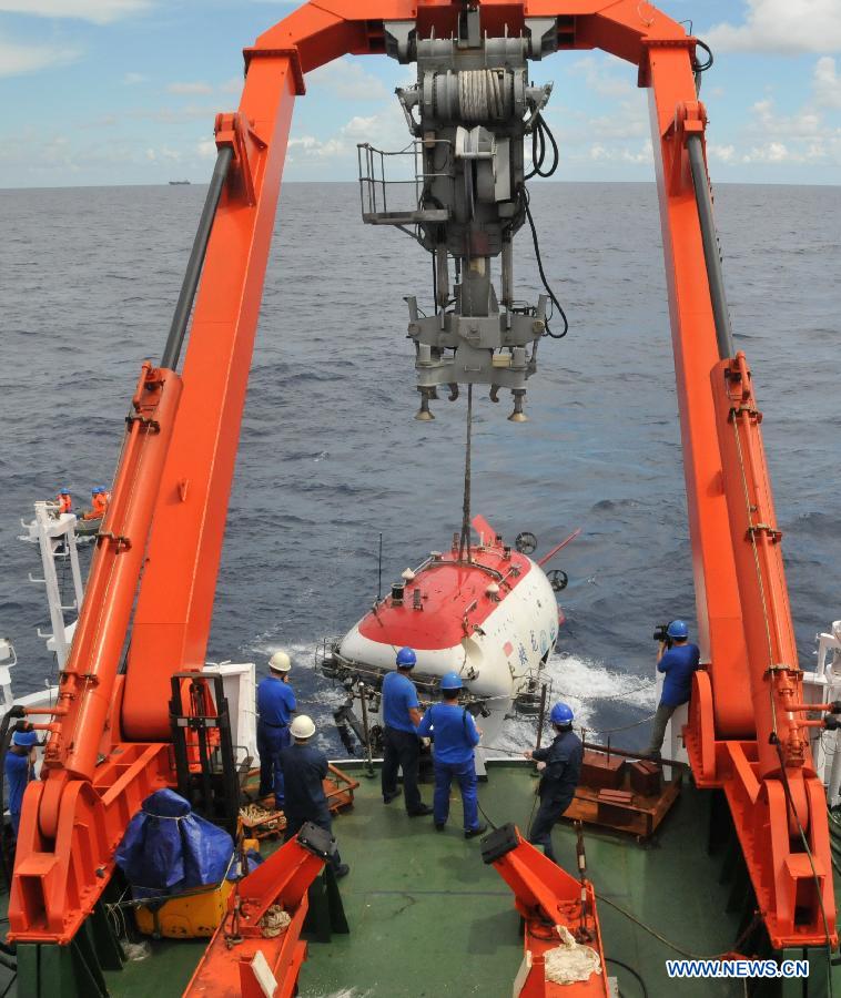 China's manned submersible Jiaolong dives into the South China Sea, south China, July 10, 2013. The Jiaolong manned submersible on Wednesday carried out the last scientific dive to explore the geology and environment of the sea area. (Xinhua/Zhang Xudong)