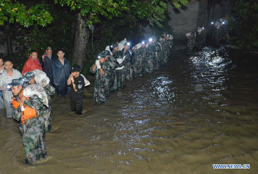 Soldiers take part in emergency rescue in Jiujiang Town of Chengdu City, capital of southwest China's Sichuan Province, July 9, 2013. The Jiang'an River busted its bank due to a rainstorm on Tuesday. The residents have been evacuated and the situation is under control by now. (Xinhua/Fu Ruogui)