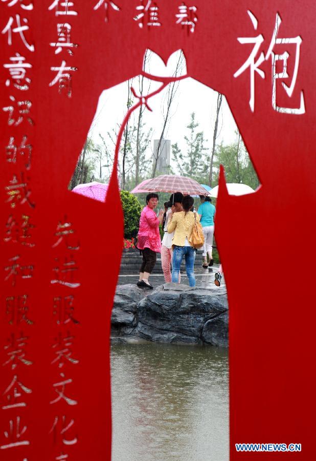 Tourists visit the Garden Expo Park in Beijing, capital of China, July 9, 2013. The 9th China (Beijing) International Garden Expo is held here from May 18 to Nov. 18, 2013. (Xinhua/Wang Xibao)