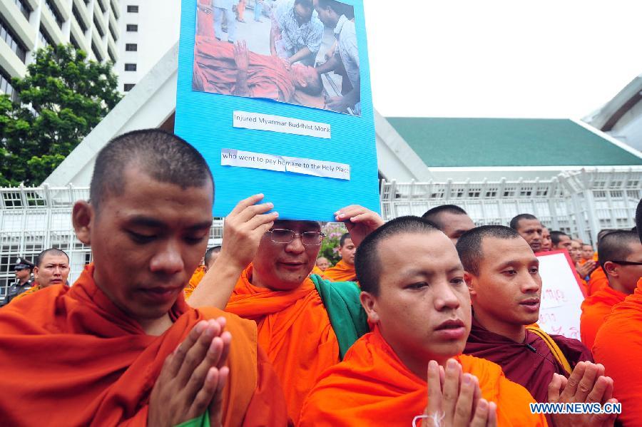 Buddhist monks protest in front of the United Nations office, demanding peace after a series of bombing attack in a Buddhist holy place in India, in Bangkok, Thailand, July 10, 2013. At least five people were injured in a series of bombing attacks on a world famous Buddhist holy place in the eastern Indian state of Bihar on July 7. (Xinhua/Rachen Sageamsak)