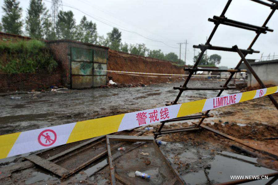 Photo taken on July 10, 2013 shows the collapsed wall at a construction site of a coal cleaning plant of Dacheng Liyuan Coalification Co., Ltd at Pingshu Village of Pingshu Township in Shouyang County, north China's Shanxi Province, July 10, 2013. Twelve construction workers were killed and seven others injured after their make-shift house was buried by a collapsed wall on Tuesday evening. Rescue work has ended by Wednesday morning. (Xinhua/Zhan Yan)