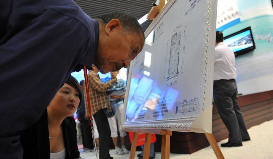 People visited housing exhibitions in 2011.(Photo/Xinhua)