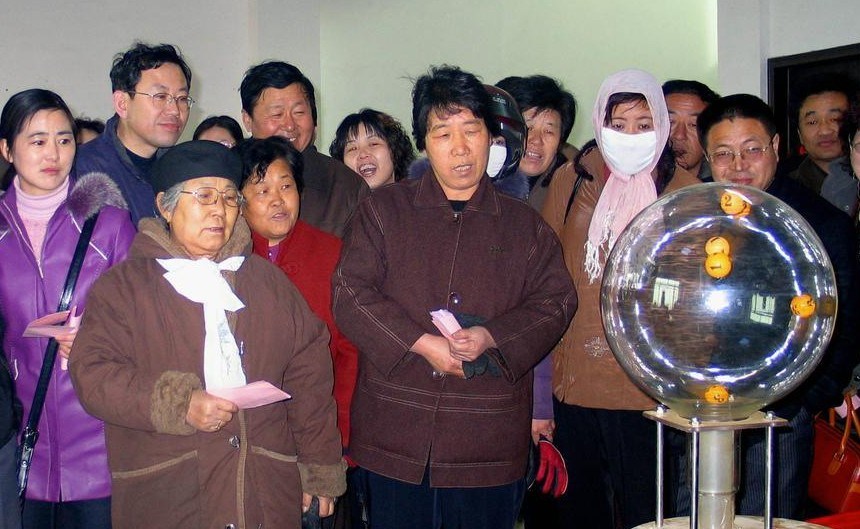 The real estate market was prosperous in 2004. Local authorities sought to limit new house registrations through a lottery system in 2004. (Photo/Xinhua)