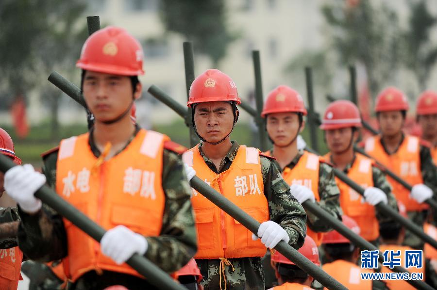 Soldiers from Armed Police Corps of Nanchang participate in a drill against floods on June 21, 2013. The temperature reached 35 degrees Celsius. (Xinhua/Zhou Ke)