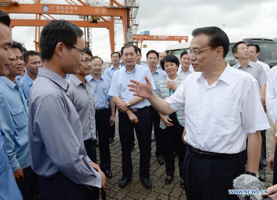 Chinese Premier Li Keqiang (R front) visits a port in Qinzhou, south China's Guangxi Zhuang Autonomous Region, July 8, 2013. Li made a research tour in Guangxi from July 8 to 10. (Xinhua/Ma Zhancheng)