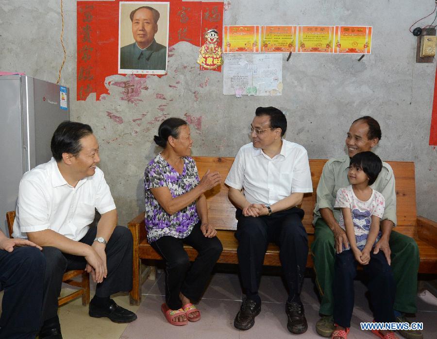 Chinese Premier Li Keqiang (3rd L) visits a household in poverty in Tanliang Village, Nanning, capital of south China's Guangxi Zhuang Autonomous Region, July 9, 2013. Li made a research tour in Guangxi from July 8 to 10. (Xinhua/Ma Zhancheng)