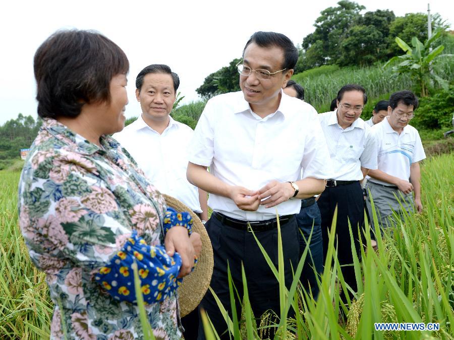 Chinese Premier Li Keqiang (3rd L) visits a paddy field in Chongtao Village, Nanning, capital of south China's Guangxi Zhuang Autonomous Region, July 9, 2013. Li made a research tour in Guangxi from July 8 to 10. (Xinhua/Ma Zhancheng)