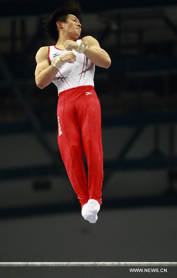 Ryohei Kato of Japan competes during the men's horizontal bar final at the 27th Summer Universiade in Kazan, Russia, July 10, 2013. Ryohei Kato won the bronze medal with 15.275 points. (Xinhua/Ren Yuan)