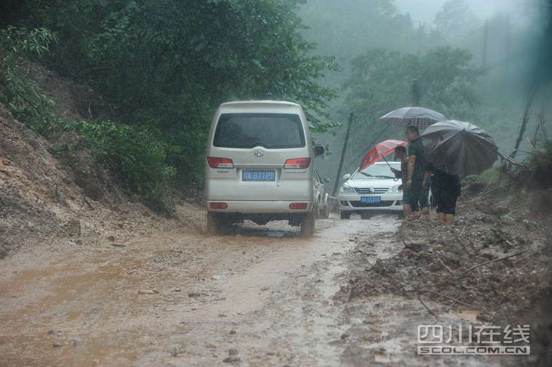 Rain-triggered mountain torrents and landslides bury 11 households, leaving two people dead and 21 missing. As of 9:45 p.m., 352 people stranded have been relocated to safe areas.  (Photo by Fang Wei/scol.com.cn)