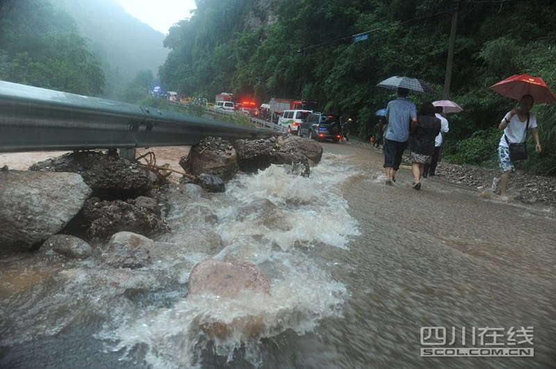 Rain-triggered mountain torrents and landslides bury 11 households, leaving two people dead and 21 missing. As of 9:45 p.m., 352 people stranded have been relocated to safe areas.  (Photo by Fang Wei/scol.com.cn)