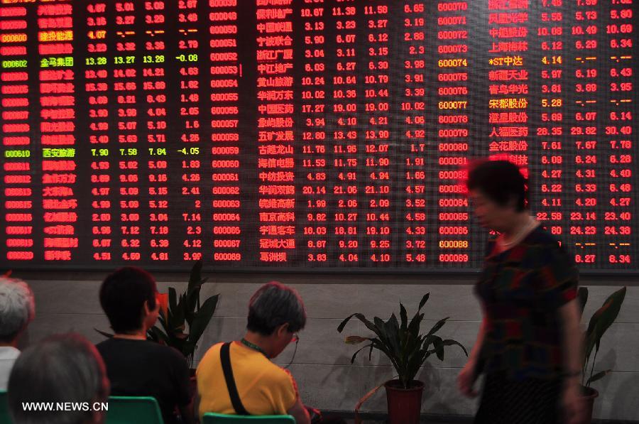 Investors are seen at a trading hall of a securities firm in Shanghai, east China, July 11, 2013. Chinese shares jumped to a three-week high Thursday over media reports that financing rules may be partially relaxed for real estate firms. The benchmark Shanghai Composite Index jumped 3.23 percent, or 64.86points, to end at 2,072.99. The Shenzhen Component Index soared 4.25 percent, or 333.52 points, to 8,184.77. (Xinhua/Shen Chunchen)