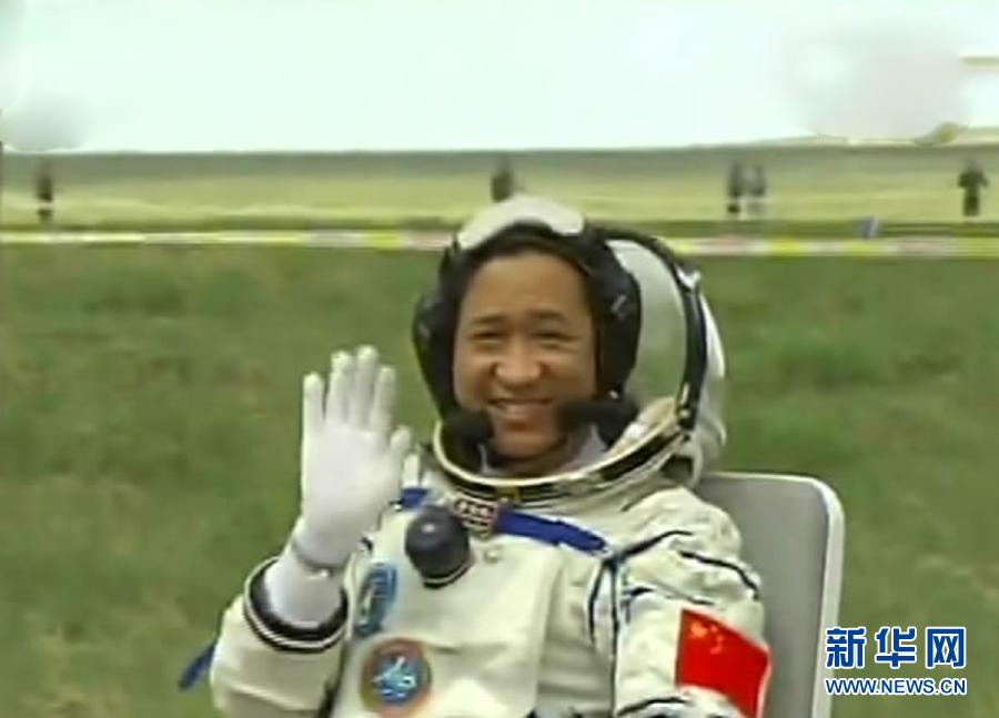 Astronaut Nie Haisheng waves to people after going out of the re-entry capsule of China's Shenzhou-10 spacecraft on June 26, 2013. (Xinhua)