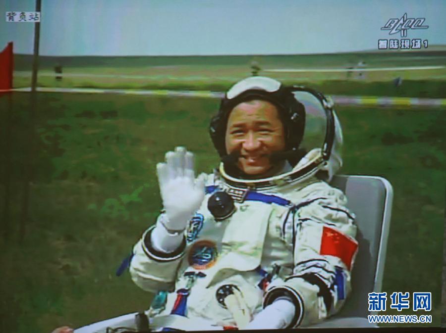 Astronaut Nie Haisheng waves to people after going out of the re-entry capsule of China's Shenzhou-10 spacecraft on June 26, 2013. (Xinhua)