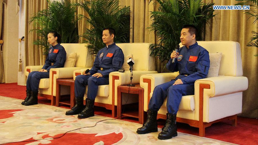 Zhang Xiaoguang (1st R), astronaut of China's Shenzhou-10 mission, answers questions at a press conference in Beijing, China, July 11, 2013. Nie Haisheng, Zhang Xiaoguang and Wang Yaping, the three astronauts of China's Shenzhou-10 mission, have completed their medical quarantine and are in good conditions, according to official sources. (Xinhua/Liu Fang) 