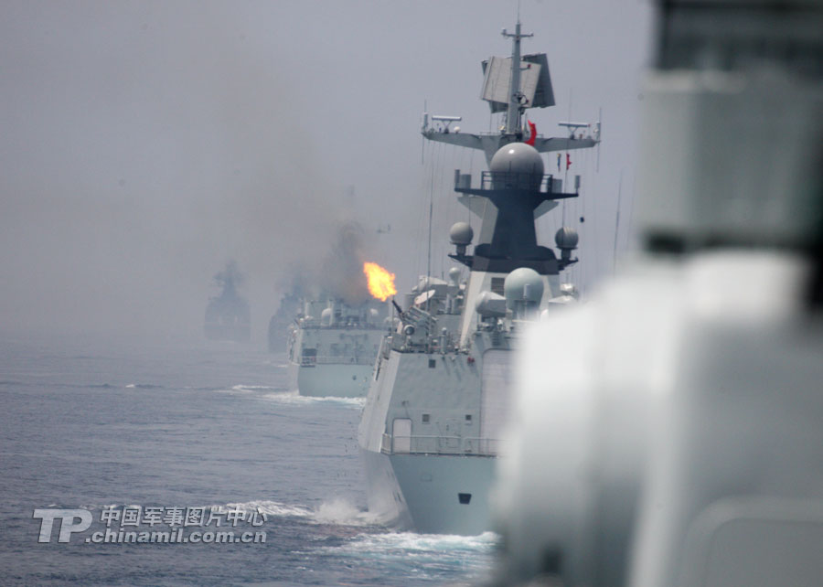 Chinese and Russian warships participating in the China-Russia "Joint Sea-2013" joint naval drill conduct actual-troop exercise using actual weaponry at Peter the Great Bay in Russia, July 10, 2013. (China Military Online/Sun Yang)