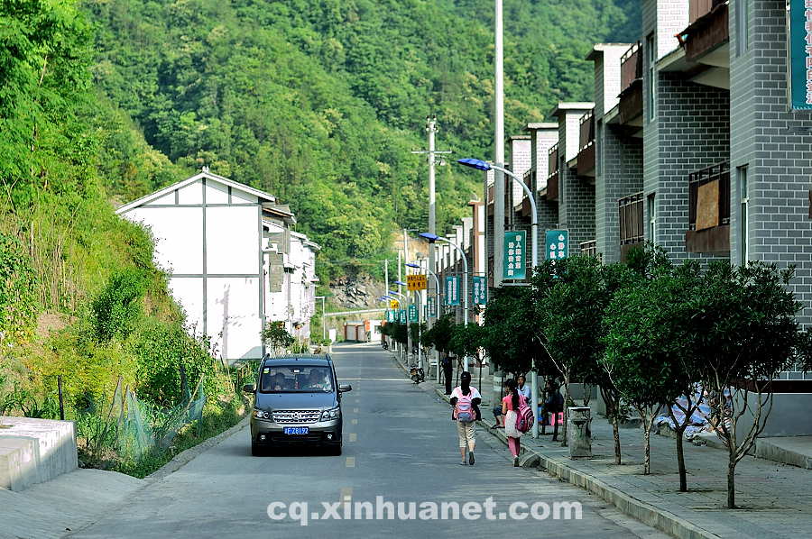 Pupils walk home from school. As a part of the eco-migration project which aims to help the poor overcome extreme difficulties, new houses and public schools were built in the settlement community in Lantian town, Chengkou county, southwest China’s Chongqing. (Xinhua Photo/ Li Xiangbo)