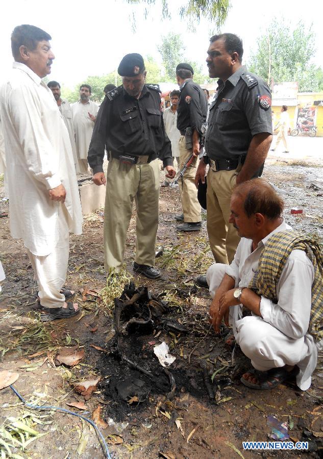 Policemen inspect the blast site in northwest Pakistan's Kohat, July 11, 2013. At least three people were killed and 10 others injured when a bomb went off outside a mosque in Pakistan's northwest Kohat district on Thursday afternoon, local Urdu media reported. (Xinhua/Stringer)