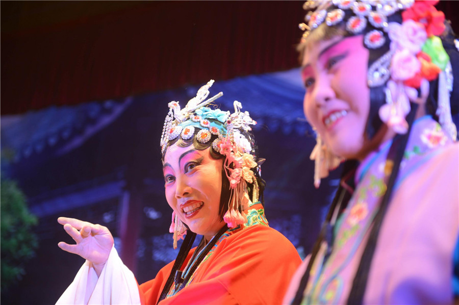 Members of the Haha Tune troupe perform in Kouzhuang village, Mumendian town, Qing county, Hebei province, July 10, 2013. (Xinhua)