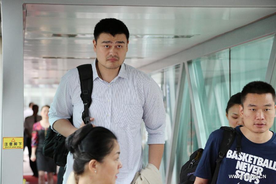Yao Ming (L), former Chinese basketball superstar and goodwill ambassador for the U.S. city of Houston, boards on a plane to experience Air China's first direct flight to Houston, the United States, from Beijing, in Beijing, China, July 11, 2013. Air China, China's flagship air carrier, launched nonstop flights between Beijing and Houston on July 11, and is scheduled to operate four roundtrip flights every week. (Xinhua/Fu Qi)