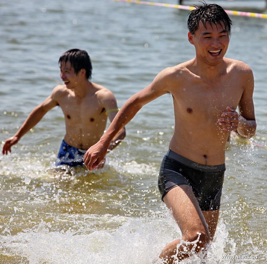 Tourists cool off on the beach in Shanghai, east China, July 11, 2013. The highest temperature in Shanghai reached 38.4 degrees Celsius on Thursday. (Xinhua/Zhuang Yi)