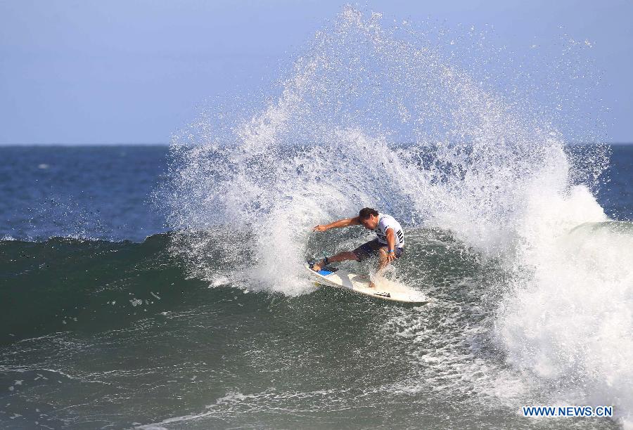 Tim Reyes of the United States competes during El Salvador's Reef Pro Cup 2013 in La Libertad, El Salvador, on July 10, 2013. (Xinhua/Oscar Rivera)