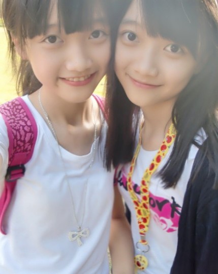 The twin sisters with pure and cute look are popular on the Internet. (Photo/ zjol.com.cn)