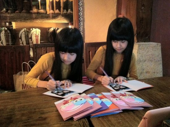 Zhou Yuxi and Zhou Yuhan, also called Sandy and Mandy, are from Taiwan province. They are considered the most potential stars in the province. (Photo/ zjol.com.cn)