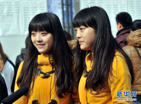 Twins Zhang Lu and Zhang Lin are famous on the Internet because they attended an arts school examination with no makeup. (Photo/ Xinhua) 